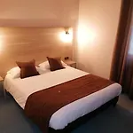 מלון Logis Saint Jacques 2*