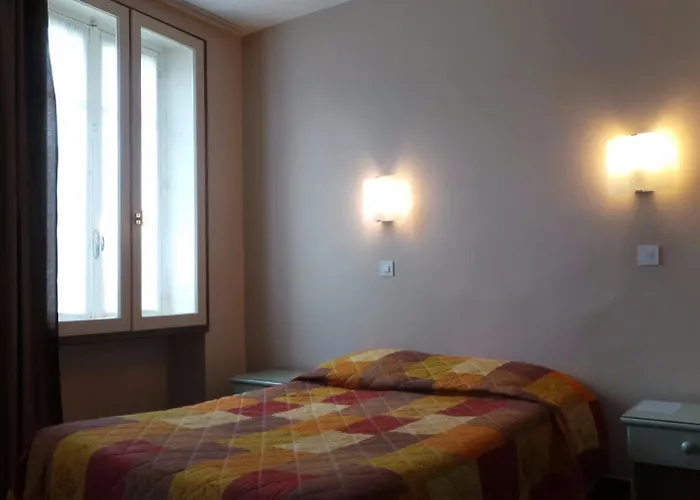 Otel Logis Saint Jacques 2*